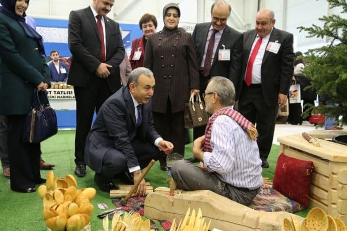 Vali Büyük, kendi elleriyle kabak tatlısı servis etti