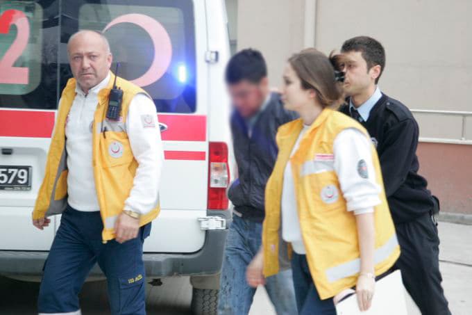 Karakol önünde birbirlerine girdiler