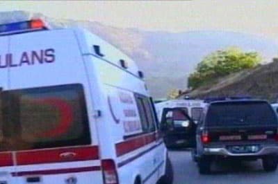 <font face="verdana,geneva" size="2">&Ccedil;alışmalarda helikopterle Ankara'dan getirilen K-9 arama kurtarma k&ouml;peği de kullanılıyor. Jandarma enkaz &ccedil;evresinde g&uuml;venlik &ccedil;emberi oluşturdu.<br /><br />Enkazdan yaralı olarak 3 &ouml;ğrencinin &ccedil;ıkarılmasının ardından, yurt enkazının yukarısından ge&ccedil;en yol boyunca toplanarak &ccedil;alışmaları izleyen vatandaşlara megafonla canlı dinleme &ccedil;alışmasının başlayacağı belirtilerek, sessiz olmaları ve 10 dakika boyunca yere oturmaları istendi.<br /><br />Daha sonra elinde megafon olan g&ouml;revli, <font color="#cc0000">&quot;Sesimi duyan var mı varsa duvara vursun veya bağırsın&quot;</font> dedi.<br />&nbsp;<br />Yapılan dinleme sonunda cihazların bir noktada canlı belirtisi tespit etmesi &uuml;zerine enkaz kaldırma &ccedil;alışmaları o noktada yeniden başladı.</font>