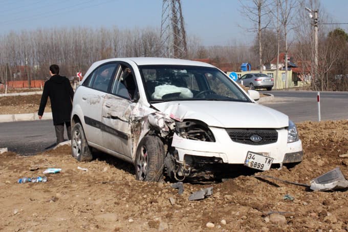 TIR ile otomobil çarpıştı: 5 yaralı
