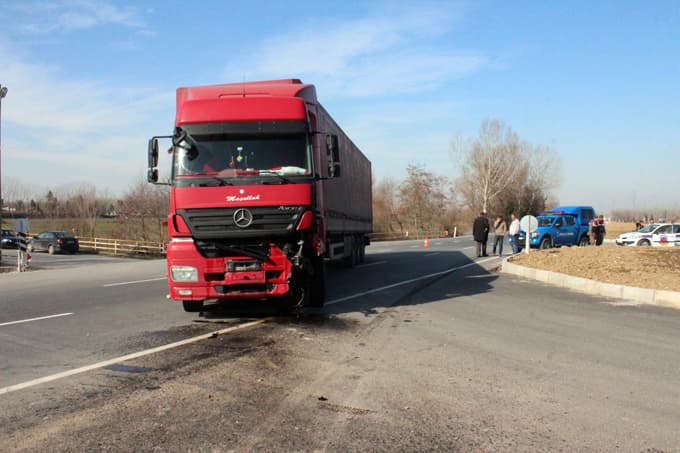 TIR ile otomobil çarpıştı: 5 yaralı