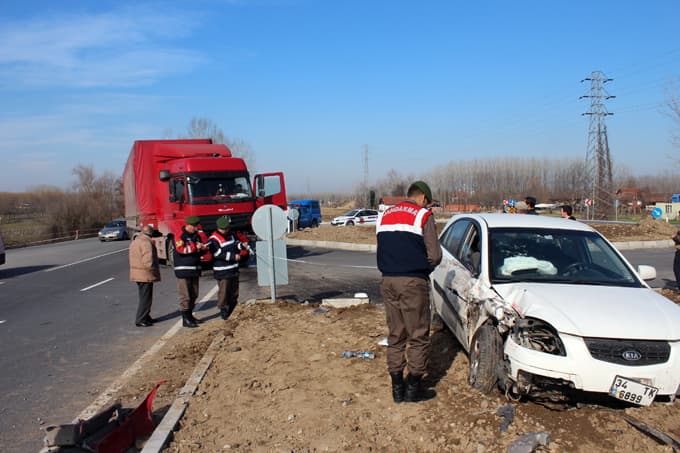 TIR ile otomobil çarpıştı: 5 yaralı