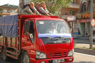 Kamyonet Üstünde Ölümüne Yolculuk