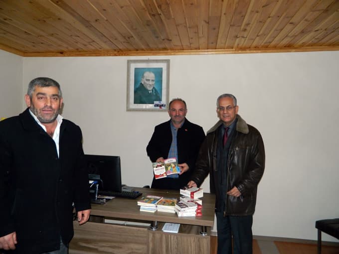 Kaymakam, muhtarlara kitap hediye etti