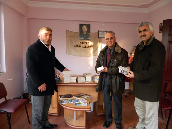 Kaymakam, muhtarlara kitap hediye etti