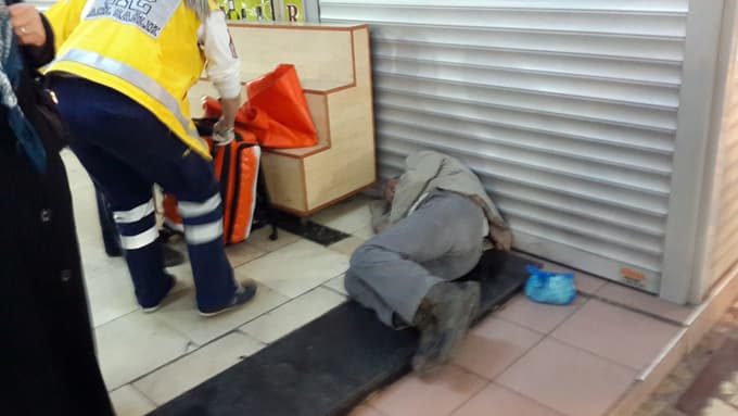 Yerde haraketsiz yatan şahış, korkuttu!