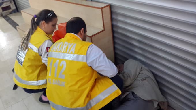 Yerde haraketsiz yatan şahış, korkuttu!