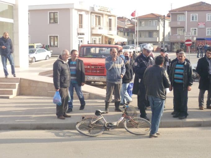 Bisikletiyle karşıya geçerken otomobilin altında kaldı