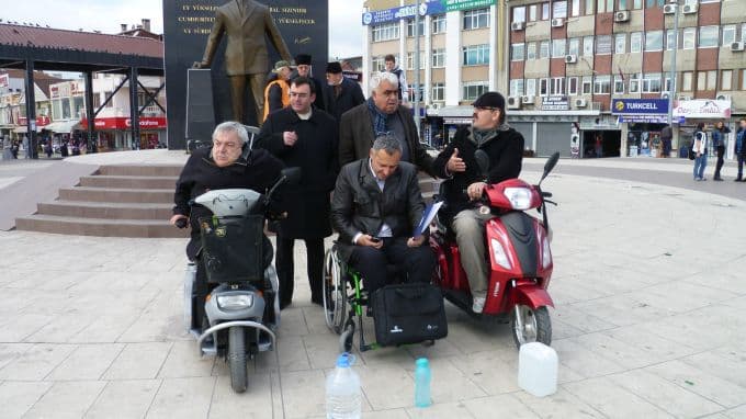 Engelliler, Sapanca Gölüne bidon ve şişelerle su taşıdı