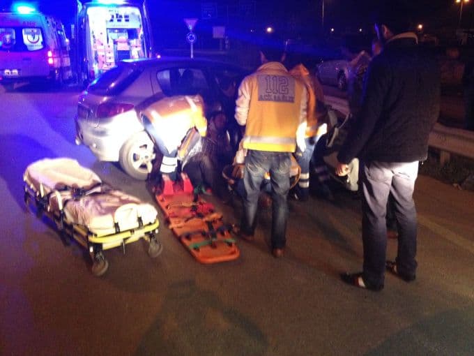 Virajı alamayan otomobil karşı şeride uçtu