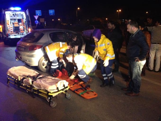 Virajı alamayan otomobil karşı şeride uçtu