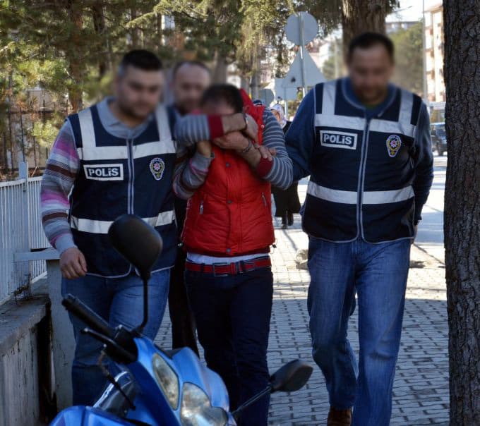 Bolu'da market soydular, Sakarya'daki evlerinde yakalandılar
