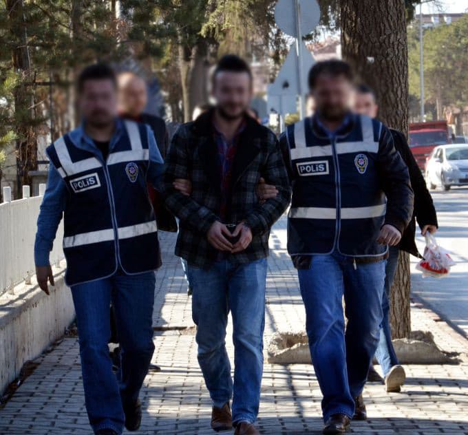 Bolu'da market soydular, Sakarya'daki evlerinde yakalandılar