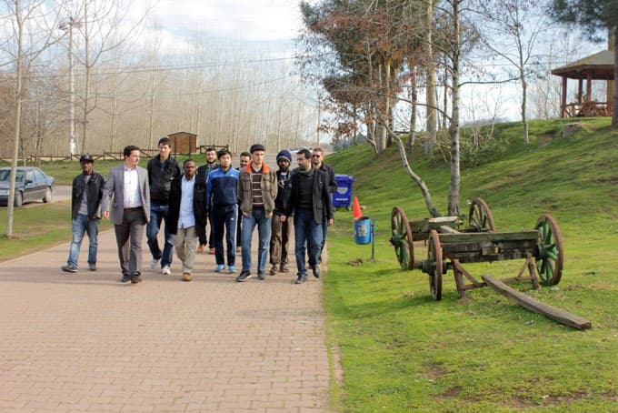 16 milletin vatandaşı Sapanca müftüsünün arkasında saf tuttu