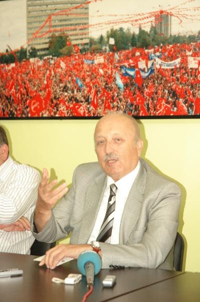 <font face="verdana,geneva" size="2"><br />&Ouml;zelleştirilecek olan fabrikaların arazileri devlete teslim edildikten sonra &ouml;zelleştirme ger&ccedil;ekleştirilmelidir. B&ouml;yle olmazsa ne olur? Diyelim ki Adapazarı Şeker Fabrikası'nı &ouml;zelleştireceksiniz. <font color="#ff0000">Fabrikanın arazisini ayırmadığınızda kim satın alır?</font> Fabrikanın arazisiyle ilgilenenler satın alır. Nitekim de b&ouml;yle oldu&quot; diye konuştu. </font>