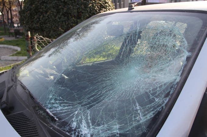 Bisikletiyle karşıya geçerken otomobilin altında kaldı