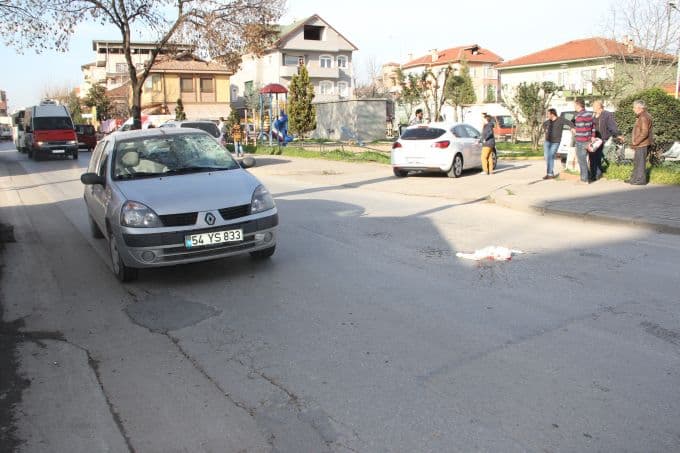 Bisikletiyle karşıya geçerken otomobilin altında kaldı