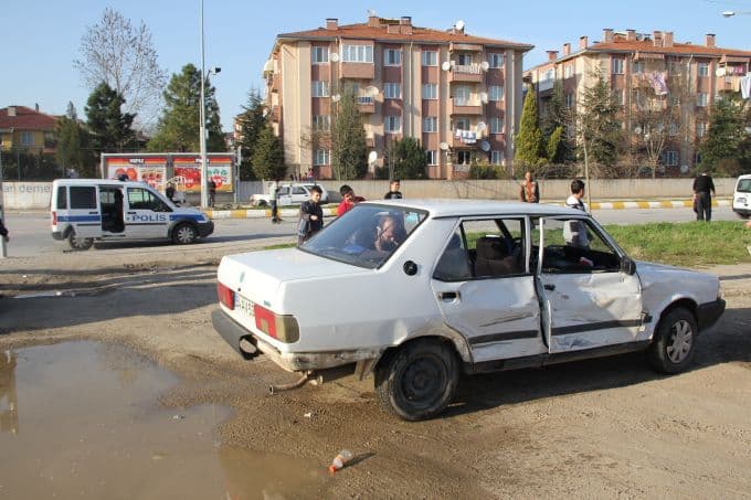 Direksiyon dersi alan genç kızın heyecanı kazaya neden oldu