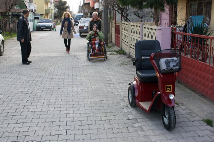 Arifiye'de bir engelli daha sevindirildi