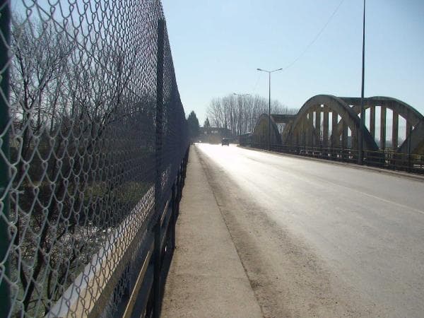Sakarya'nın simgesi tarihi köprü resmen dökülüyor