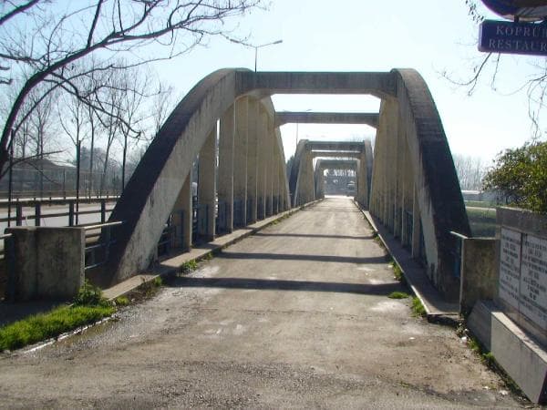 Sakarya'nın simgesi tarihi köprü resmen dökülüyor