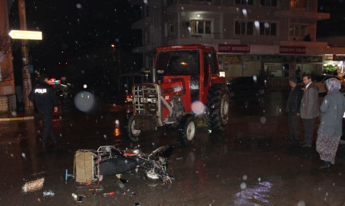 Traktörle motosiklet çarpıştı: 1 yaralı