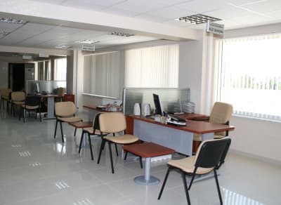 <font face="verdana,geneva" size="2">Sosyal Gelişim Merkezi b&uuml;nyesinde oluşturulan, Sokakta &Ccedil;alışan &Ccedil;ocuklar ile Madde Bağımlıları Eğitim Birimi'nde, sokakta &ccedil;alıştırılan &ccedil;ocukların rehabilitasyonu ve topluma yeniden kazandırılmasına &ccedil;alışılacak. <strong>Yaşlı Hizmet Birimi</strong> ise <font color="#ff0000">yaşlıların g&uuml;nl&uuml;k yaşamını kolaylaştırmak, kişisel bakımlarına ve ihtiya&ccedil;larına yardımcı olmayı ama&ccedil;lıyor</font>. Meslek Edindirme Birimi, Milli Eğitim M&uuml;d&uuml;rl&uuml;ğ&uuml; ile ortaklaşa &ccedil;alışmalar ger&ccedil;ekleştirip gen&ccedil;lerin meslek becerilerini ortaya &ccedil;ıkartacak. Sosyal Gelişim Merkezi'nde <font color="#ff0000">psikolog, &ccedil;ocuk gelişim uzmanı ve sosyal hizmet uzmanı</font> yer alacak.</font>