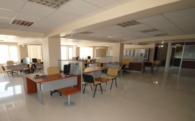 <font face="verdana,geneva" size="2">B&uuml;y&uuml;kşehir Belediyesi tarafından <strong>Kadın Konuk Evi</strong> de hizmete sunulacak. Son derece modern bir şekilde dizayn edilen Kadın Konuk Evi'nde; fiziksel, duygusal, cinsel ve ekonomik istismara uğrayan kadınların sorunlarına &ccedil;are aranacak. İ&ccedil;erisi modern standartlarda d&uuml;zenlenen Kadın Konuk Evi'nde, 6 kadın ge&ccedil;ici s&uuml;re ile konaklayabilecek. Konuk Evi'nde g&ouml;rev alacak uzman psikolog, kadınlara psikolojik destek sağlayacak.<br /><br />Sakarya B&uuml;y&uuml;kşehir Belediyesi tarafından yapımı bitirip a&ccedil;ılışı <strong>Başbakan Recep Tayyip Erdoğan</strong> tarafından yapılan<strong> Kent Park'ta</strong>, eğitim merkezi a&ccedil;ılıyor. Kent Park i&ccedil;erisinde 2 katlı olarak inşa edilen Eğitim Merkezi'nde, &ccedil;eşitli kurslar a&ccedil;ılacak. <strong>Merkezde;</strong> <font color="#ff0000">ebru, tezhip, hat, yağlıboya resim, ahşap r&ouml;lyef, ahşap boyama, karakalem resim, &ccedil;ocuk resim, takı tasarımı, mefruşat, hazır giyim, gitar, bağlama, ney, aerobik, modern halk dansları ve bilgisayar</font> gibi kurların a&ccedil;ılması planlanıyor.</font>