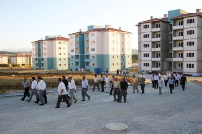 <font face="verdana,geneva"><font size="2">Yemekte konuşma yapan Muhtarlar Derneği Başkanı Erdal Erdem, gezi programından dolayı Başkan S&uuml;leyman Dişli ve belediye g&ouml;revlilerine teşekk&uuml;r ederek, <font color="#cc0000">&quot;2004 yılından beri yapılan hizmetleri S&uuml;leyman Dişli başkanımızla beraber gezdik. Katılım g&ouml;steren Muhtarlarıma teşekk&uuml;r ederim. Yapılan hizmetlerin devamını Sakarya adına diliyorum. &Ccedil;ok g&uuml;zel hizmetler. İnşallah başkanımıza daha g&uuml;zel hizmetler yapmak nasip olur.&quot;</font> dedi.<br /><br />Geziye g&ouml;sterilen ilgiden dolayı muhtarlara teşekk&uuml;r eden Adapazarı Belediye Başkanı S&uuml;leyman Dişli, gezilen yerlerdeki &ccedil;alışmaların 2004 yılındaki belediye imkanları ile yapılmasının &ccedil;ok zor olduğunu belirterek,<font color="#cc0000"> &quot;2004 yılında belediye b&uuml;t&ccedil;emiz 11 milyon YTL'di. B&uuml;t&ccedil;emizi her yıl artırarak 40 milyon YTL'ye kadar &ccedil;ıkarmayı başardık. Ve bu &ccedil;alışmaları yaptık. Adapazarı Belediyesinin muhtarlarımız veya halkımıza gerekli hizmetleri tam manasıyla yapması i&ccedil;in en az 100 milyon YTL'lik b&uuml;t&ccedil;eye sahip olması lazımdır. 100 milyon YTL'lik b&uuml;t&ccedil;eye ulaşıldığı zaman bu şehirde alınamayacak bir hizmet kalmaz. Bu doğrultuda &ccedil;alışmalarımızı s&uuml;rd&uuml;r&uuml;yoruz. İnşallah hep beraber bunu başaracağız&quot;</font> dedi.</font><br /></font>
