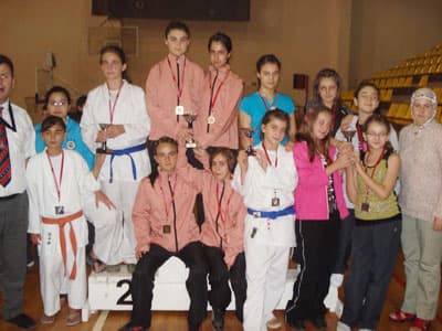 <p><strong><font face="verdana,geneva" size="2">İddalıyız</font></strong></p><p><font face="verdana,geneva" size="2">Hendek Belediyesi Karate Takımı Antren&ouml;r&uuml; Nurkan Kayacık, &ouml;ğrencilerinin kıyasıya m&uuml;cadele ettiğini belirterek <font color="#cc0000" style="background-color: #ffffff">&quot;Yedi ilden 300 sporcunun m&uuml;cadele ettiği m&uuml;sabakalarda &ouml;ğrencilerim b&uuml;y&uuml;k performans g&ouml;stererek yine şampiyon oldular. D&uuml;zenli ve disiplinli &ccedil;alışmanın sonucunda emeğimizin meyvelerini alıyoruz. &Ouml;n&uuml;m&uuml;zdeki g&uuml;nlerde de İstanbul &Uuml;mraniye'de yapılacak olan Uluslararası Karate Turnuvası'na iddialı bir şekilde hazırlanıyoruz. Bize bug&uuml;ne kadar bizlere her konuda destek veren Hendek Belediye Başkanımız Ali İnci'ye de ben ve &ouml;ğrencilerim teşekk&uuml;r ediyoruz&quot;</font> Dedi.</font></p><p><strong><font face="verdana,geneva" size="2">M&uuml;sabakada şampiyon olan takımlar</font></strong></p><p><font size="2"><font face="verdana,geneva"><strong>Minik Bayanlar :</strong> Dilara Birinci, Aydan Başkurt, Aslıhan Ayg&uuml;neş</font></font></p><p><font size="2"><font face="verdana,geneva"><strong>Yıldız Bayanlar :</strong> B&uuml;şra Tosun, Nurcahan &Ccedil;i&ccedil;ek, Tu&ccedil;enur B&uuml;y&uuml;ktazim, &Ccedil;ağla Yaşar</font></font></p><p><font size="2"><font face="verdana,geneva"><strong>Yıldız Erkekler :</strong> Kerem Ali Zeren, &Uuml;mit Ateş, Mutlu Altıntaş, Numan Başaran, Şahin Domani&ccedil;, Volkan Karag&ouml;z</font></font></p>