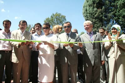<font face="verdana,geneva" size="2">Bu &ccedil;alışmaların aynı zamanda sosyal belediyecilik anlayışının ifadesi olduğunu bildiren &Ccedil;ubuk&ccedil;u, &quot;Bug&uuml;n burada yerel y&ouml;netim anlayışını k&ouml;k&uuml;nden değiştiren bir zihniyetle karşı karşıyayız. Bug&uuml;n sosyal belediyecilik olarak toplumda yerleşen zihniyet artık insanın mutluluğunu refahını huzurunu hedefleyen kentli olma bilinciyle saygı ve sevgiyle birlikte y&uuml;r&uuml;tebilecekleri bir yaşam şekli olarak &ouml;n g&ouml;r&uuml;l&uuml;yor&quot; dedi. Ger&ccedil;ekten T&uuml;rkiye'de artık merkeziyet&ccedil;i yapının geldiği noktanın ortada olduğunu anlatan &Ccedil;ubuk&ccedil;u, ş&ouml;yle konuştu: &quot;AK Parti h&uuml;k&uuml;meti olarak daima yerel y&ouml;netimin g&uuml;&ccedil;lenmesi yerel y&ouml;netimlerin &ouml;zellikle sosyal alandaki faaliyetlerinde verimli &ccedil;alışmasını istedik. 2004 yılında &ccedil;ıkarılan b&uuml;y&uuml;kşehir belediyeleri yasası, &ouml;zellikle sosyal hizmetler alanında zaten belediyelerimiz fiili durumda bu hizmetleri veriyorlardı ama yasal bir zemine kavuşması a&ccedil;ısından son derece &ouml;nemli. Yine belediyeler yasası g&ouml;r&uuml;ş&uuml;l&uuml;rken, 4 kadın milletvekilli olarak kadın konuk evlerinin n&uuml;fusu 50 binden fazla olan belediyeler tarafından a&ccedil;ılmasını zorunlu kılan bir &ouml;nerge verdik. Biliyorum ki, belediye ve belediye başkanlarımız aslında kadın sorunlarının sadece yoksul kadınlara maddi yardım yapmak olarak algılamıyorlar.'' </font>