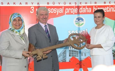 <font face="verdana,geneva" size="2">Bakan &Ccedil;ubuk&ccedil;u, h&uuml;k&uuml;met olarak b&uuml;t&uuml;n &ccedil;alışmaları aile odaklı hizmet anlayışıyla yaptıklarını belirterek, aile i&ccedil;i şiddetin aslında genel bir kadın sağlığı sorunu olduğunu s&ouml;yledi. Bir ailenin yıkılması ve bozulması neticesinde ortaya &ccedil;ıkan ağır tablodan kimsesiz &ccedil;ocuklar ve maddi bağımlı &ccedil;ocuklar gibi bazen hi&ccedil;te beklemedik sonu&ccedil;lar doğabildiğini anlatan &Ccedil;ubuk&ccedil;u, ş&ouml;yle konuştu: &quot;Bir &ccedil;ok sosyal sorun ailenin par&ccedil;alanmasından doğuyor. Biz h&uuml;k&uuml;met olarak b&uuml;t&uuml;n &ccedil;alışmalarımız ailenin b&uuml;t&uuml;nl&uuml;ğ&uuml;ne aile odaklı hizmet anlayışıyla yapıyoruz. Ailenin b&uuml;t&uuml;nl&uuml;ğ&uuml;n&uuml; huzurunu bozan en &ouml;nemli unsurlardan birinin de kadın ve &ccedil;ocukların aile i&ccedil;inde şiddete uğraması. Ger&ccedil;ekten evinden bu sorunu yaşamayan i&ccedil;in &ouml;nemli olmayan ama yaşayan i&ccedil;in &ccedil;ok &ouml;nemli olan bir sorun. Biz kadına y&ouml;nelik şiddet konusunda T&uuml;rkiye'de duyarlı bir noktaya geldiğimizi d&uuml;ş&uuml;n&uuml;yorum. Bu konuda &ouml;zellikle yerel akt&ouml;rlerin, belediyelerimizin &ccedil;alışmaları &ccedil;ok &ouml;nemli. Bug&uuml;n burada ziyaret ettiğimiz sosyal gelişim merkezi, az &ouml;nce değindiğimiz b&uuml;t&uuml;n sorunların &ccedil;&ouml;z&uuml;m&uuml;ne y&ouml;nelik yapılmış olması son derece takdire şayandır. Diğer tarafta eğitim merkezi kadınlarımızın &ouml;zellikle sosyal yaşama katılımını &ccedil;ok &ouml;nemsiyorum. Onların sosyalleşmesine katkı sağlayacak birimlerin olması &ccedil;ok &ouml;nemli.&quot;</font>