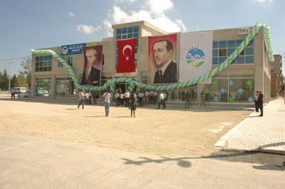 <font face="verdana,geneva" size="2">Bakan &Ccedil;ubuk&ccedil;u, h&uuml;k&uuml;met olarak g&uuml;n&uuml;m&uuml;ze kadar uzanan &ccedil;ok b&uuml;y&uuml;k bir problemi minimize etmeyi başardıklarını s&ouml;yledi.<br /><br />Kadınların sosyal &ccedil;alışmalar kapsamında &ccedil;eşitli alanlarda eğitim g&ouml;rd&uuml;kleri merkezlere kavuştuklarını belirten &Ccedil;ubuk&ccedil;u, bu merkezlerin kadınların, meslek edinmesi ve onların istihdama katılması a&ccedil;ısından &ccedil;ok &ouml;nemli olduğunu anlattı. Bu konuda h&uuml;k&uuml;metin yerel y&ouml;netimlere olan desteğinin &ccedil;ok iyi algılandığını ifade eden &Ccedil;ubuk&ccedil;u, ş&ouml;yle konuştu: &quot;Gen&ccedil;lerimizin geleceğini planlayamadığımızda, g&uuml;nl&uuml;k politikalarla T&uuml;rkiye'nin geleceğini planladığımızda &ouml;zellikle sosyal politikalarda sınıfta kalıyoruz. 1999'lu yıllarda ortaya &ccedil;ıkan sokakta yaşayan &ccedil;ocuklar, su&ccedil;a bulaşan &ccedil;ocuklar madde bağımlısı &ccedil;ocuklar, &ccedil;alışan &ccedil;ocuklar gibi kavramlar maalesef toplumun g&uuml;ndeminde olmasına rağmen siyaset&ccedil;ilerin g&uuml;ndeminde olmadığı i&ccedil;in son derece hızla ilerlemiş, &uuml;zerinde yaşanan iki b&uuml;y&uuml;k ekonomik krizle patlama noktasına gelmiştir. G&uuml;n&uuml;m&uuml;ze gelen &ccedil;ok b&uuml;y&uuml;k bir problemi minimize etmeyi başardık. Sorunu sona erdirdik demiyorum.&quot;</font>