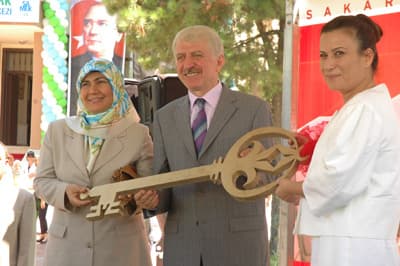 <font face="verdana,geneva" size="2">&Ouml;zellikle g&ouml;&ccedil; olgusu ve metropolleşmenin olduğu &uuml;lkelerde &ccedil;ocukların yaşadıkları sorunların bir ger&ccedil;ek olarak varlığını s&uuml;rd&uuml;rd&uuml;ğ&uuml;n&uuml; anlatan &Ccedil;ubuk&ccedil;u, s&ouml;zlerine ş&ouml;yle devam etti: &quot;&Ouml;nemli olan bu sorunun &ccedil;&ouml;z&uuml;m&uuml; i&ccedil;in bir ulusal d&uuml;zeyde bir mekanizma kurmanız ve bunun işliyor olması. Bug&uuml;n sevinerek s&ouml;yleyebiliriz ki, bu alanda y&uuml;r&uuml;tt&uuml;ğ&uuml;m&uuml;z &ccedil;alışmalar en azından toplumun g&uuml;ndeminde bu meseleyi bir par&ccedil;ada olsa d&uuml;ş&uuml;rm&uuml;şt&uuml;r. Daha da ileri gideceğine inanıyorum. Bug&uuml;n burada attığımız adımlar hedefe giden adımlardan sadece birka&ccedil;ı. Dolayısıyla yaptığımız işin uzun yıllar g&ouml;rmezden gelinen son derece &ouml;nemli sorunları &ccedil;&ouml;zmek olduğunu g&ouml;r&uuml;yoruz.'' <br /><br />Konuşmaların ardından Bakan &Ccedil;ubuk&ccedil;u'ya merkezin sembolik anahtarı Sakarya B&uuml;y&uuml;kşehir Belediye Başkanı Aziz Duran ve eşi Nesrin Duran tarafından verildi. A&ccedil;ılış t&ouml;reninin ardından Bakan &Ccedil;ubuk&ccedil;u, merkezi gezerek kursiyerlerle sohbet etti. Kadınların yaptığı &ccedil;alışmaları inceleyen Bakan &Ccedil;ubuk&ccedil;u, k&uuml;&ccedil;&uuml;k kursiyerlerle ilgilendikten sonra onlarla birlikte şarkı s&ouml;yledi. A&ccedil;ılış t&ouml;reninin ardından basın mensuplarının sorularını cevaplamayan Bakan &Ccedil;ubuk&ccedil;u, arabasına binerek Sakarya'dan ayrılarak Sapanca il&ccedil;esindeki otele gitti.</font>