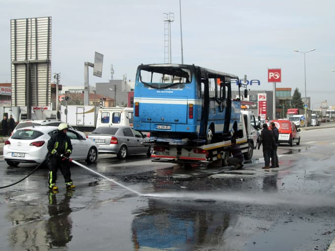 Seyir halindeki otobüs alev aldı