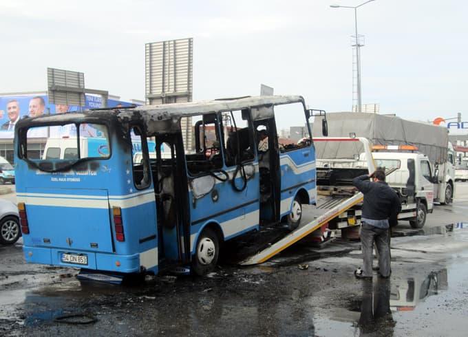 Seyir halindeki otobüs alev aldı