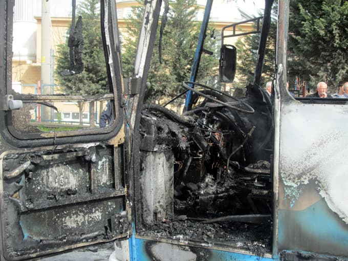 Seyir halindeki otobüs alev aldı