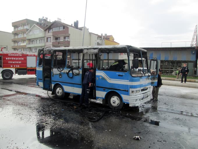 Seyir halindeki otobüs alev aldı