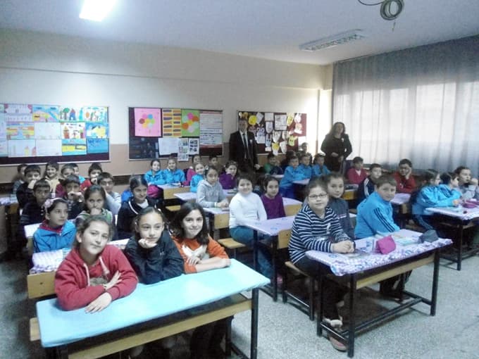 Gümrükönü Vergi Dairesi okullarda