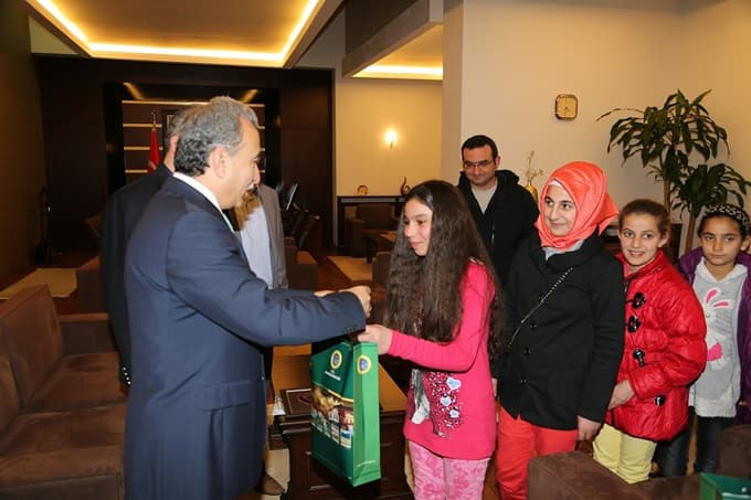 İHH'li çocuklardan, Vali Büyük'e sürpriz