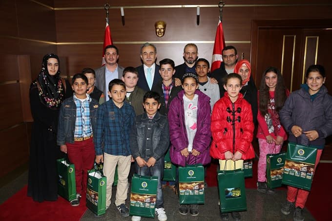 İHH'li çocuklardan, Vali Büyük'e sürpriz