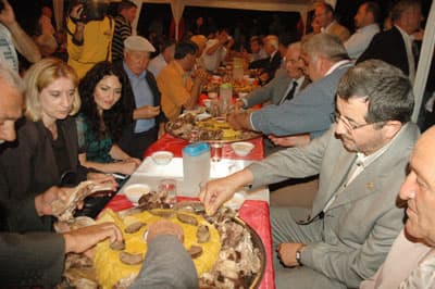 <font size="2"><font face="verdana,geneva"><font color="#cc0000">G&uuml;ney Osetya'daki son durumu değerlendiren Abhazya Parlamentosu Meclis Başkan Yardımcısı İrina Agripha, G&uuml;rcistan'ın son saldırıdan &ouml;nce de zaman zaman Osetya'ya başarılı sayılamayacak k&uuml;&ccedil;&uuml;k operasyonlar d&uuml;zenlediğini belirterek,</font> &quot;G&uuml;rcistan'ın askerler dışında, halkı da seferberliğe &ccedil;ağırması savaş ilanı anlamına geliyor. Aldığımız duyumlara g&ouml;re G&uuml;rcistan'ın Osetya'da uyguladığı taktikten dolayı buna soykırım diyebiliriz. Sivil halkı da ayırmaksızın girdikleri yerleri d&uuml;md&uuml;z ederek &ccedil;ıkıyorlar. Bu a&ccedil;ından buna soykırım diyebiliriz. G&ouml;zlemcilerden aldığımız haberlere g&ouml;re yaralıların yanına da tedavi ama&ccedil;lı kimseyi g&ouml;ndermiyorlar. Yaralıların tedavisi i&ccedil;in de herhangi bir ayrıcalık g&ouml;stermiyorlar. Şu ana kadar b&uuml;t&uuml;n d&uuml;nyanın g&ouml;z&uuml; Abhazya'nın &uuml;zerindeydi. Son g&uuml;nlerde Rusya, Amerika, Avrupa &uuml;lkeleri ve b&uuml;t&uuml;n d&uuml;nya Abhazya ile ilgilenmeye başlamış ve Abhazya &ccedil;ok stratejik bir b&ouml;lge haline gelmişti. Sanıyorum ki G&uuml;rcistan bu y&uuml;zden Osetya'ya saldırdı. G&uuml;rcistan Abhazya'da b&ouml;yle bir operasyona kalkışamayabileceğini bilerek, 'G&uuml;ney Osetya'da başarılı olabilirim ve bu savaş Abhazya'ya da &ouml;rnek teşkil eder' d&uuml;ş&uuml;ncesiyle saldırmış olabilirler. Tabi ki de bu operasyonun başarılı olamayacağı daha bug&uuml;nden belli&quot; <font color="#cc0000">dedi.</font></font></font>