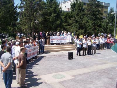 <font face="verdana,geneva" size="2">Meclis &uuml;zerindeki asker&icirc; vesayet s&uuml;rerken ve Anayasa Mahkemesi AK Parti&rsquo;yi &ouml;nce su&ccedil;lu il&acirc;n edip sonra az bir cezaya mahk&ucirc;m ederken iyimser bir tablo ortaya koyanlar halkı kandırmaya &ccedil;alışmaktadır. Oysaki Ergenekon davası ortaya koymaktadır ki, &uuml;lkeyi taşeron militer &ouml;rg&uuml;tler sarmıştır. Kemalist zihniyet komitacı geleneğini s&uuml;rd&uuml;rmektedir ve bu zihniyet hen&uuml;z kendi i&ccedil;inde k&ouml;kl&uuml; bir değişim yaşamamıştır. O halde asker&icirc; vesayetle işleyen Kemalist sistem ger&ccedil;eğiyle y&uuml;zleşmek ka&ccedil;ınılmazdır. Darbeci gelenekle hesaplaşmadan, k&uuml;&ccedil;&uuml;k uzlaşılarla ortaya &ccedil;ıkan tablolara aldanmamak gerekir! Bug&uuml;n Ergenekon tasfiye edilebilir fakat onu &uuml;reten sistem ve ideoloji ayakta kaldığı s&uuml;rece, yarın yeni bir Ergenekon&rsquo;un ortaya &ccedil;ıkmayacağını kim garanti edebilir?</font>