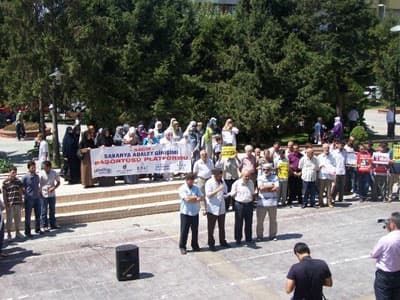 <font face="verdana,geneva" size="2">Ergenekon&rsquo;daki tutuklamalarla yetinenler, AK Parti&rsquo;nin kapatılmamasıyla meselenin hallolduğunu sananlar, Haziran&rsquo;da deşifre olan &ldquo;Lahika-1&rdquo; i ne &ccedil;abuk unuttu? Kışla tipi bir toplum m&uuml;hendisliği &uuml;r&uuml;n&uuml; olan Lahika-1&rsquo;de muhalif unsurların ve &ldquo;irtica&rdquo; olarak g&ouml;sterilen İsl&acirc;m&icirc; kesimlerin hizaya getirilmesi planlanıyordu. &ldquo;İrtica ile m&uuml;cadele&rdquo;nin daha stratejik ve profesyonelce y&uuml;r&uuml;t&uuml;lmesi ama&ccedil;lanıyordu. <br /><br />İktidar sahipleri Kemalist modelden vazge&ccedil;tiklerini il&acirc;n etmediklerine ve baş&ouml;rt&uuml;s&uuml; yasağı halen s&uuml;rd&uuml;ğ&uuml;ne g&ouml;re, demek ki sistem i&ccedil;indeki ayarları bundan sonra daha ince yapmaya &ouml;zen g&ouml;sterecekler! YAŞ kararları gibi tartışmaya sebep olan ihra&ccedil;lar yerine farklı y&ouml;ntemler izlenecek. H&uuml;k&uuml;met ise taşıdığı muhafazak&acirc;r kimliği bu yeni Kemalist zihniyet ile s&uuml;rekli uzlaştırmak zorunda kalacak. Nasıl ki Ergenekon davası ile Kemalist zihniyet &ldquo;ılımlı&rdquo; hale getiriliyorsa, AK Parti&rsquo;nin temsil ettiği zihniyet de &ldquo;ferd&icirc; dindarlık&rdquo; ve &ldquo;ılımlı İsl&acirc;m&rdquo; fikrine alıştırılacaktır!</font>