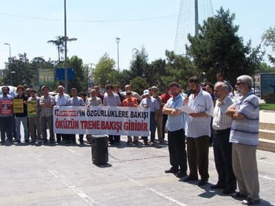 <p><font face="verdana,geneva" size="2">İşte tam b&ouml;yle bir zamanda Sakarya Adalet Girişimi Baş&ouml;rt&uuml;s&uuml; Platformu olarak herkesi mevcut tabloyu doğru okumaya ve derhal tutarlı bir tavır almaya davet ediyoruz. İktidar nimetlerinden faydalanabilmek i&ccedil;in kimliklerinden, değerlerinden ve taleplerinden vazge&ccedil;enlerin yapacağı uzlaşı ancak ve ancak zillet getirir! Baş&ouml;rt&uuml;s&uuml;n&uuml; İsl&acirc;m&icirc; kimlikten tecrit ederek i&ccedil;i boş bir din anlayışını ve h&acirc;kimlerin hoş g&ouml;rebilecekleri bir kimliği M&uuml;sl&uuml;man mahallesine pazarlamaya &ccedil;alışanların oyunu bozulmak zorundadır!</font></p><p><font face="verdana,geneva" size="2">Bu hafta değinmek istediğimiz bir diğer konu ise; H&uuml;rriyet&rsquo;in Adapazarı&rsquo;na gelen trenine ilişkindir. H&uuml;rriyet&rsquo;in kurnaz pazarlamacıları, İnsan Hakları Evrensel Beyannamesi&rsquo;nin il&acirc;nı ile gazetenin 60. yılı arasında asılsız ve tamamen zorlama eseri bir irtibat kurmaktadır. Logosunun altında faşist&ccedil;e bir slogan yazan H&uuml;rriyet&rsquo;in &ldquo;evrensel insan hakları&rdquo; ile hi&ccedil;bir ilgisinin olmadığını ispatlamak i&ccedil;in, 28 Şubat s&uuml;recindeki &ccedil;abası ve baş&ouml;rt&uuml;s&uuml;ne &ouml;zg&uuml;rl&uuml;k girişiminde attıkları &ldquo;411 el kaosa kalktı&rdquo; manşeti yeter de artar bile!</font></p>