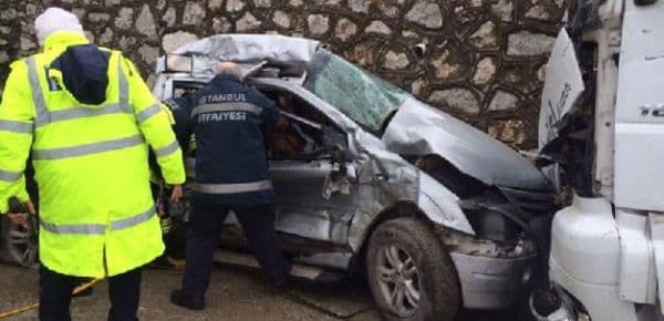 Kamyonet  TIR'la çarpıştı: 1 ölü