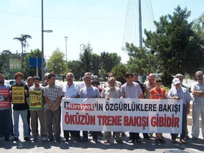 <p><font face="verdana,geneva" size="2">Toplumsal meselelerde bug&uuml;ne kadar sadece Kemalist azınlığın sesi olan, İsl&acirc;m&rsquo;ı karalamak i&ccedil;in her t&uuml;rl&uuml; rezilliği sergileyen, M&uuml;sl&uuml;manları tahkir etmek i&ccedil;in en ufak bir fırsatı ka&ccedil;ırmayan H&uuml;rriyet&rsquo;in bug&uuml;n şehrimize gelen trenle oynayacağı oyunlara kanmadığımızı belirtmek istiyoruz. Ve Sakarya halkına, baş&ouml;rt&uuml;m&uuml;ze dil uzatanların ve her g&uuml;n İsl&acirc;m&icirc; kimliğimize saldıranların sergilediği bu ikiy&uuml;zl&uuml;l&uuml;ğe prim verilmemesi &ccedil;ağrısı yapıyoruz. <br /><br /></font><font face="verdana,geneva" size="2">Sakarya Adalet Girişimi Baş&ouml;rt&uuml;s&uuml; Platformu Adına<br />Ribat Eğitim Vakfı Adapazarı Ş&ucirc;besi</font></p>