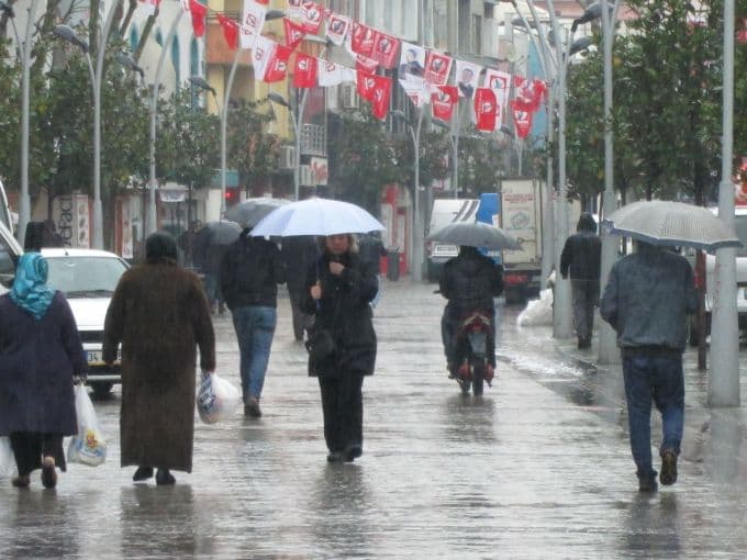 Çiftçinin imdadına yağmur yetişti