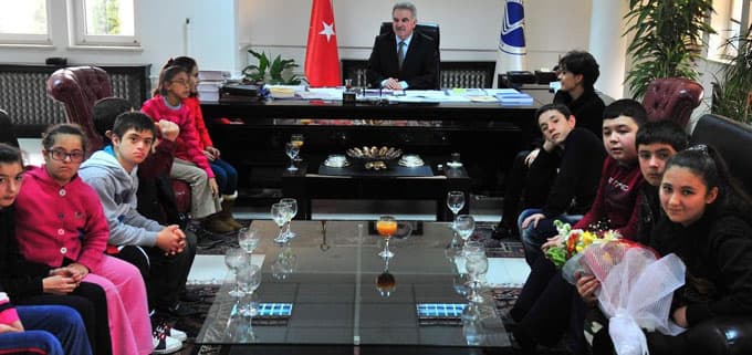 Zihin engelli öğrenciler, Rektör Elmas'a gitti