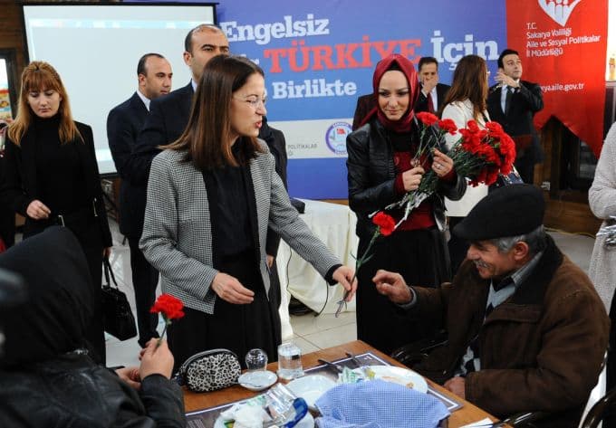 Bakan İslam, engellilerle bir araya geldi 